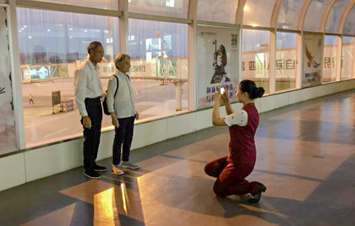 1560754109810718.png 真情服務(wù)伴無陪老人快樂出行.png