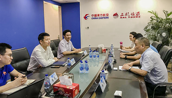7月9日，集團公司董事長李漢東、副總經(jīng)理龔勇一行前往上航假期國際旅行社總部，拜訪上航假期總經(jīng)理靳黎軍，雙方就下一步開展更加深入的合作進行了洽談。市場營銷部、經(jīng)營管理部相關負責人陪同參加。.png
