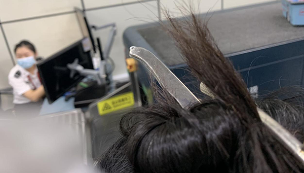 1598499041126780.png 旅客藏水果刀當發(fā)簪 安檢員一眼識破.png