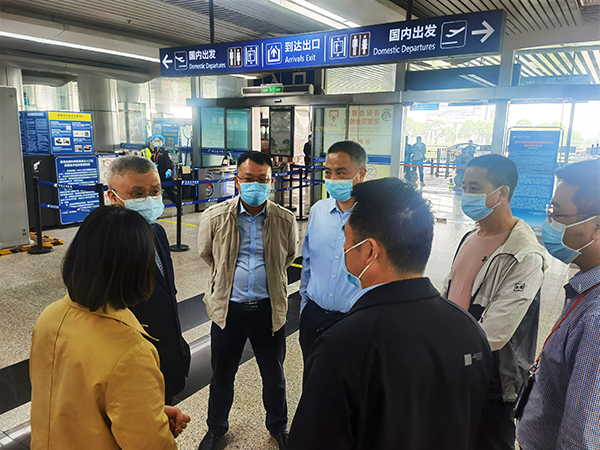 1649906605139121.jpg 副市長袁明檢查機場疫情防控工作.jpg