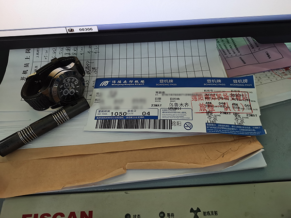 1653362034997907.jpg 安檢站查獲旅客攜帶多個(gè)偽裝點(diǎn)煙器.jpg