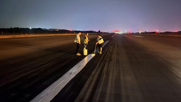 深夜，航班結(jié)束后，工作人員對跑道中心線進(jìn)行復(fù)新_副本.jpg