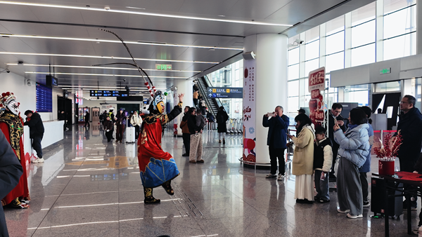 以馬為名 繪春添彩丨綿陽機(jī)場馬年新春氛圍濃
